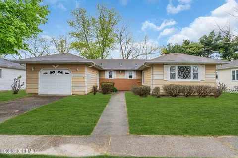 25 Tivoli St, Toms River, NJ 08757