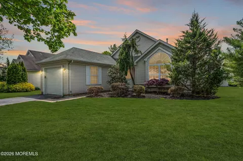 8 Skyline Dr, Lakewood, NJ 08701