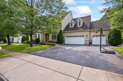 6 Huggins Ln, Manalapan, NJ 07726