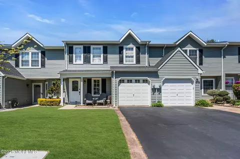 33 Mariners Cv, Freehold, NJ 07728