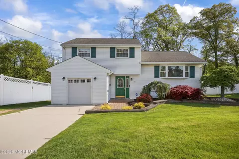 8 Dover Ct, Hazlet, NJ 07730