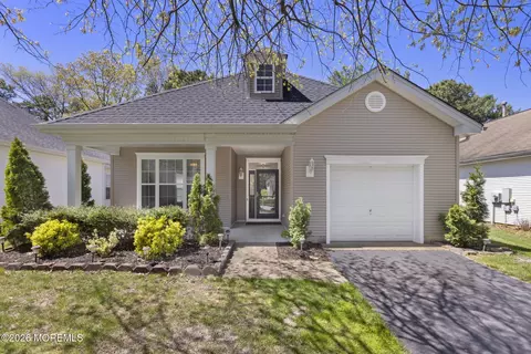 18 Amberwinds Ct, Lakewood, NJ 08701