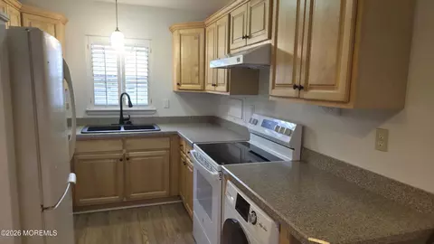 47 Cambridge Ct #E, Lakewood, NJ 08701