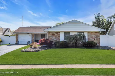 101 Andover Ln, Matawan, NJ 07747