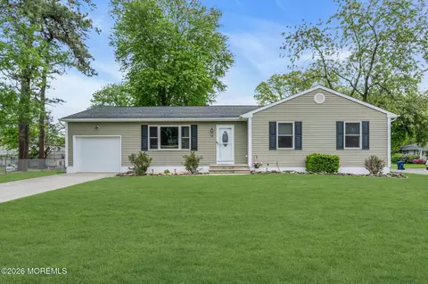 32 Bowline St, Beachwood, NJ 08722