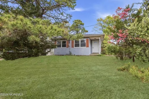 201 6th St, Barnegat, NJ 08005