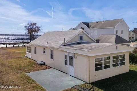 711 Riverside Dr, Toms River, NJ 08753