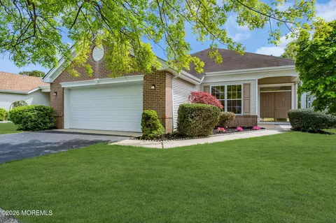 24 Greenways Ln, Lakewood, NJ 08701
