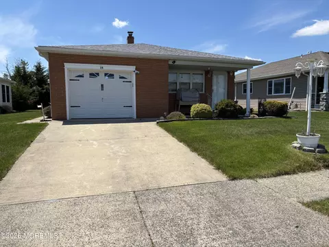15 Capri Ct, Toms River, NJ 08757
