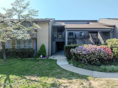 5 Eastport Ct, Red Bank, NJ 07701