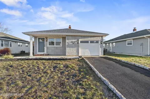 16 Saint Kitts Dr, Toms River, NJ 08757