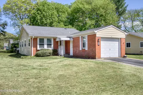 16 Hudson Pkwy, Whiting, NJ 08759