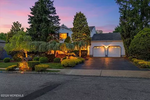 17 Bingham Dr, Marlboro, NJ 07746