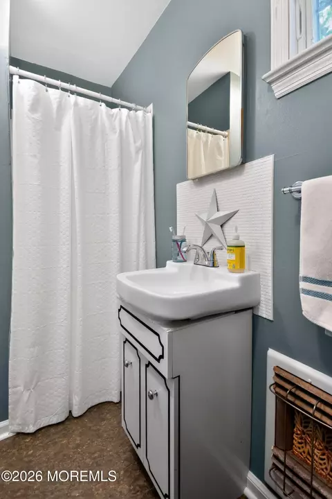 Bath - 9 Forrest Ave, Rumson, NJ 07760 photo 2 of 4