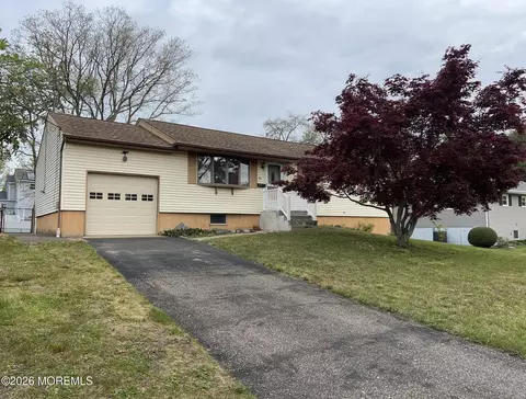 86 Brookhill Dr, Howell, NJ 07731