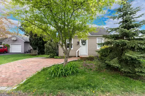 46 W Cape May Ave, Ocean Gate, NJ 08740