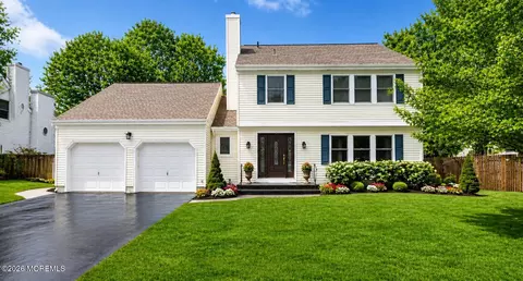 35 Brook St, Farmingdale, NJ 07727