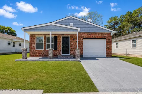 9 Claremont St, Toms River, NJ 08757