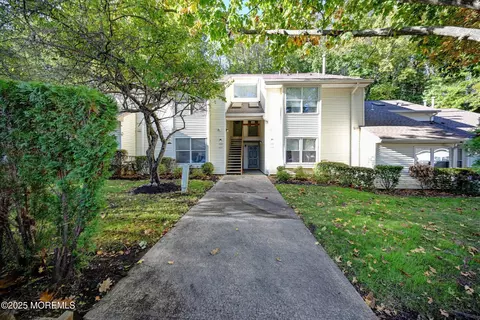 335 Sunshine Ct, Englishtown, NJ 07726