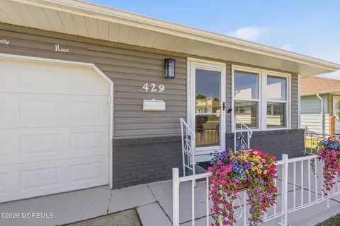429 Saint Thomas Dr, Toms River, NJ 08757