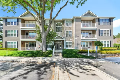 110 Shinnecock Dr, Manalapan, NJ 07726