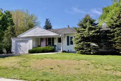 32 Toomin Dr, Tinton Falls, NJ 07753