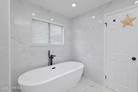 Bath - 70 Overlook Dr, Independence, NJ 07838 photo 3 of 4