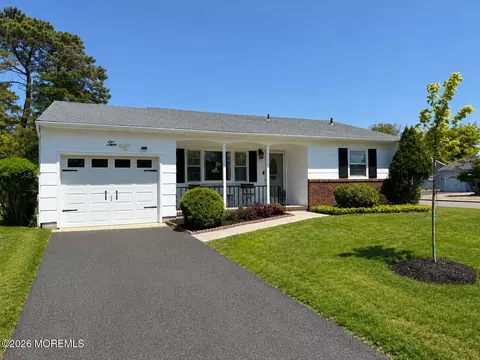 2 Brakenbury Dr, Toms River, NJ 08757