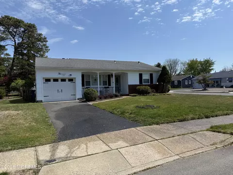 2 Brakenbury Dr, Toms River, NJ 08757