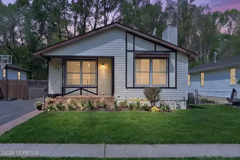27 Brookview Ln, Manalapan, NJ 07726