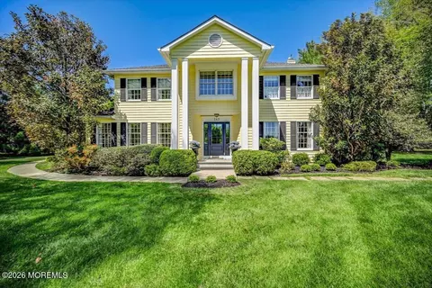 242 Williamsburg Dr, Shrewsbury, NJ 07702