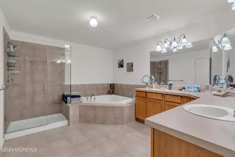Bath - 7 Duchess Dr, Monroe, NJ 08831 photo 2 of 3