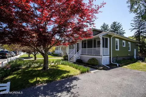 35 Academy St, Farmingdale, NJ 07727
