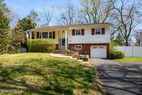 8 Holiday Rd, Manalapan, NJ 07726