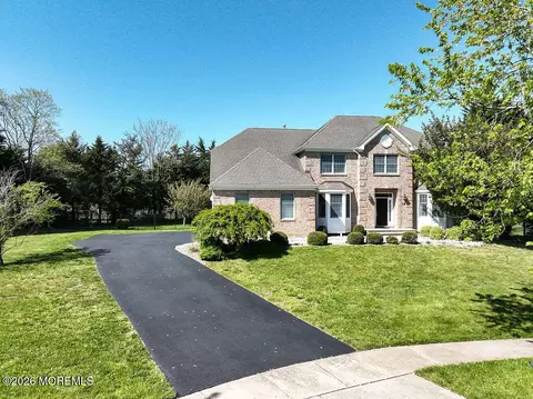 18 Willow Ct, Manahawkin, NJ 08050