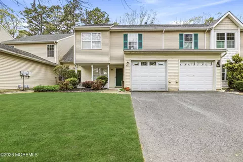 623 Woodbine Ln, Lakewood, NJ 08701