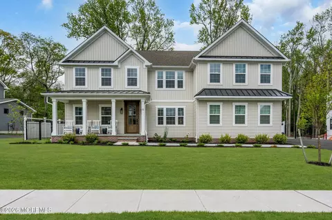 15 Charleston St, Farmingdale, NJ 07727