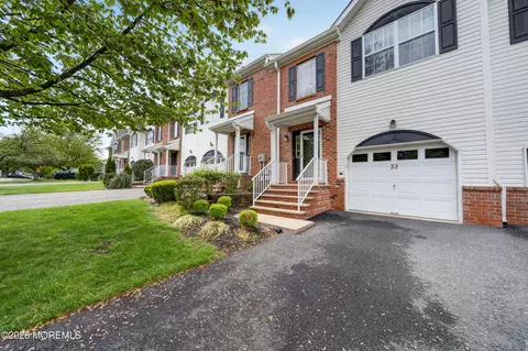 33 Heron Ct, Manalapan, NJ 07726