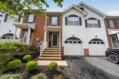 33 Heron Ct, Manalapan, NJ 07726