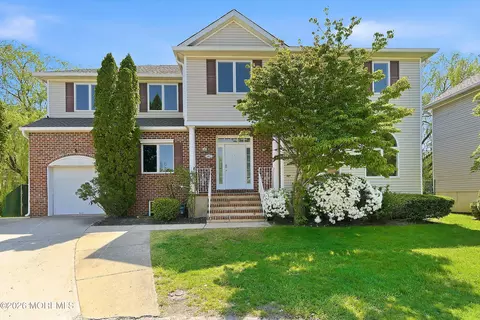 402 Twin Oaks Dr, Lakewood, NJ 08701