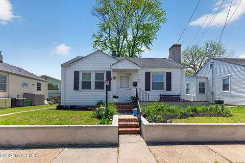 130 Stockton Ave, Ocean Grove, NJ 07756