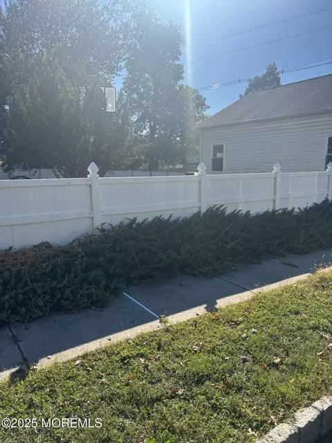 7 Candy Ct, Edison, NJ 08817
