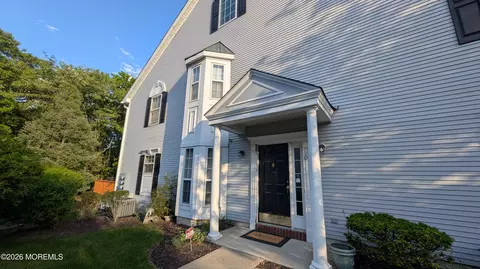 10 Beacon Ct, Holmdel, NJ 07733