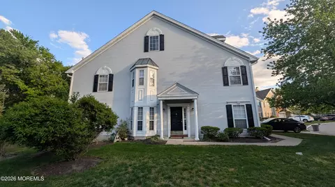 10 Beacon Ct, Holmdel, NJ 07733