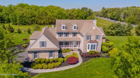 2 Linwood Dr, Monroe, NJ 08831