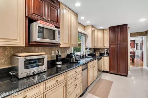 Kitchen - 657 Valley Rd, Brielle, NJ 08730 photo 3 of 4