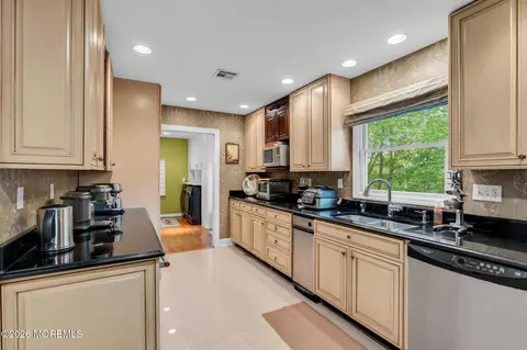 Kitchen - 657 Valley Rd, Brielle, NJ 08730 photo 4 of 4