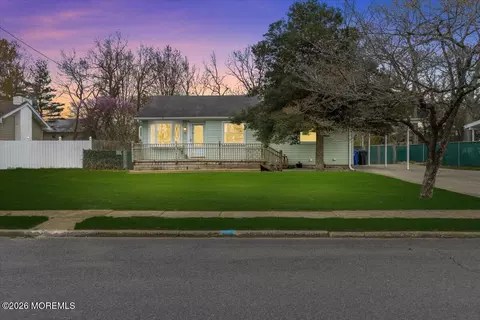 17 Chestnut Hill Dr, Toms River, NJ 08755