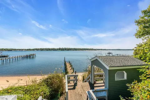 932 Navesink River Rd, Rumson, NJ 07760