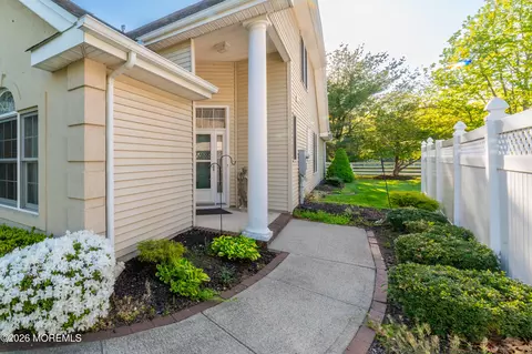 18 Chesapeake Dr, Holmdel, NJ 07733